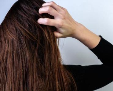 Twoje włosy mają tendencję do przetłuszczania się? Wiemy, jak temu zaradzić