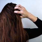 Twoje włosy mają tendencję do przetłuszczania się? Wiemy, jak temu zaradzić