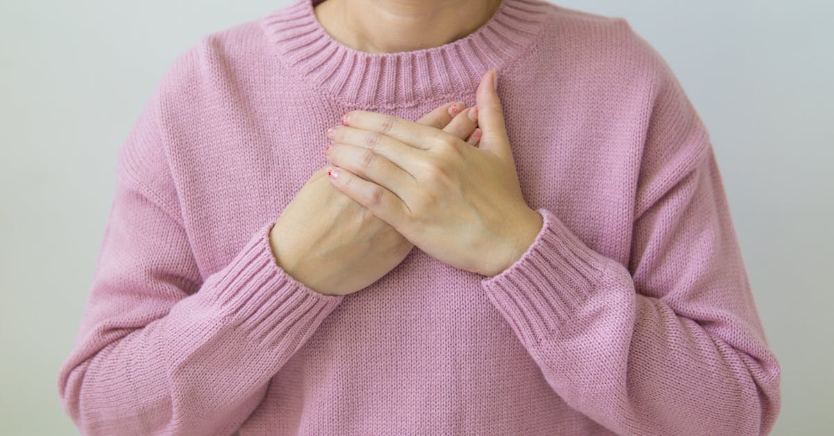 Ucisk w klatce piersiowej i ostre bóle — przyczyny, objawy i kiedy zgłosić się do lekarza