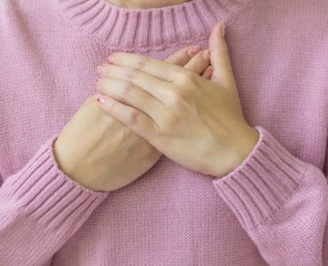 Ucisk w klatce piersiowej i ostre bóle — przyczyny, objawy i kiedy zgłosić się do lekarza