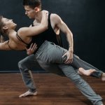 Korzyści zdrowotne płynące z tańca: jak taniec poprawia zdrowie ciała i umysłu